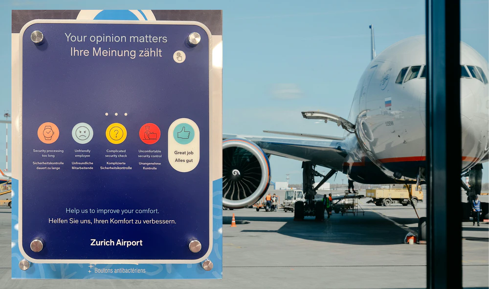 Abbildung eines Panels zur Abholung der Nutzerzufriedenheit nach der Sicherheitskontrolle am Flughafen